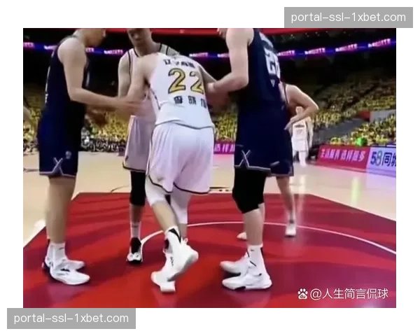 暖心一幕：球迷将不慎飞入看台的比赛用球掷回，获全场掌声